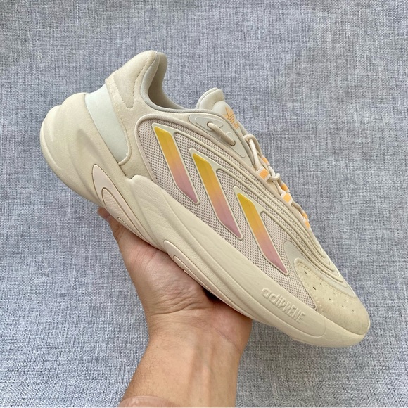 Adidas Ozelia Women's Size 10 - Picture 1 of 3